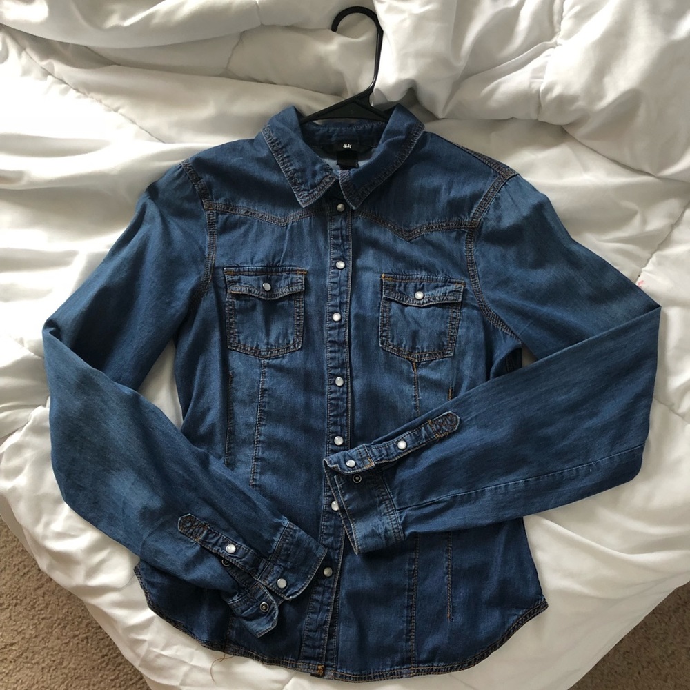 ❗️SOLD❗️Denim top.